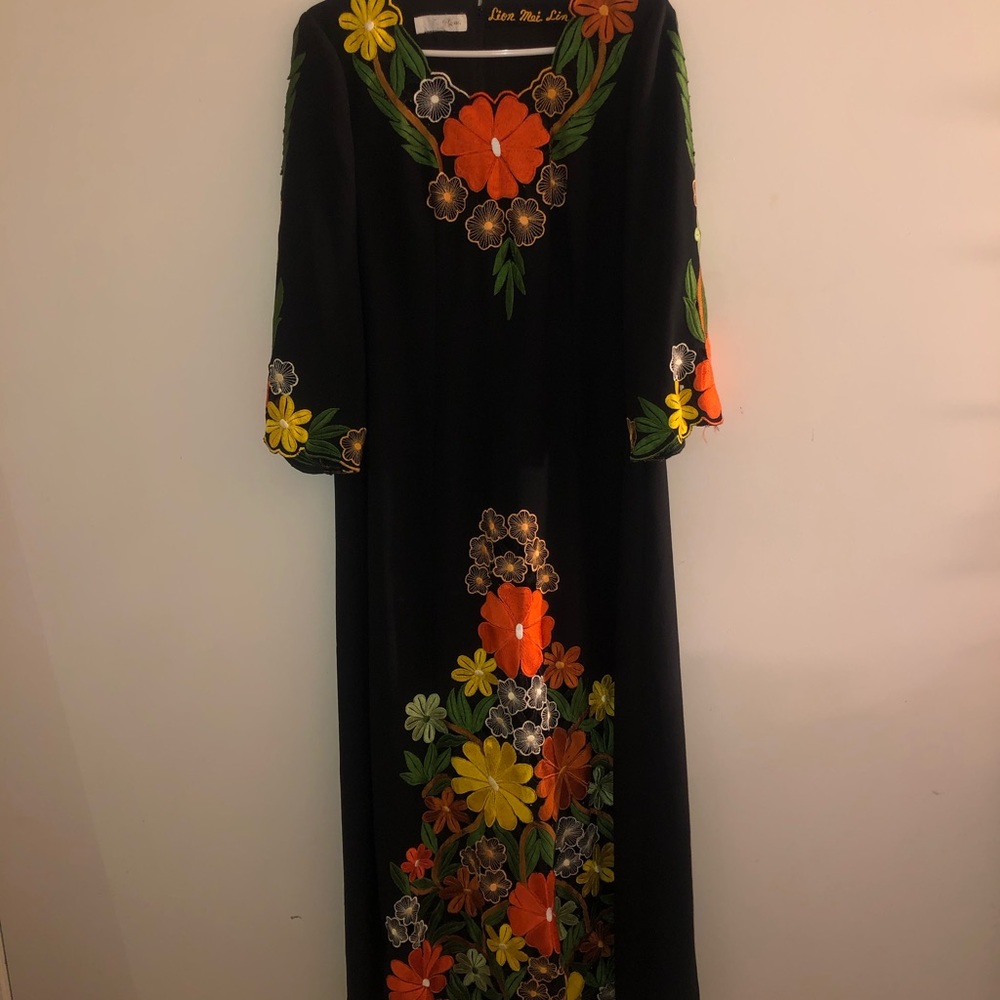 Vintage embroidered flowers maxi dress